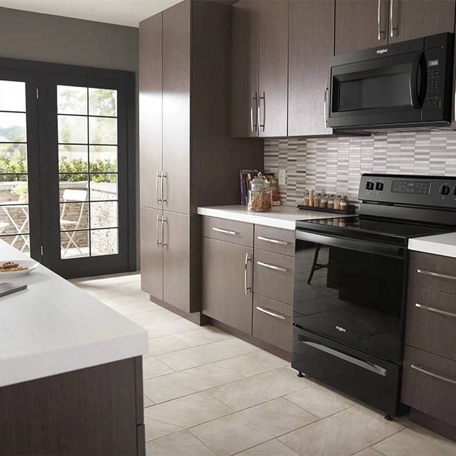 Whirlpool Four Micro-ondes à Hotte Intégrée, 1,7 Pi³, 900 W, Noir 2 Whirlpool Four Micro-ondes à Hotte Intégrée, 1,7 Pi³, 900 W, Noir – Image 2